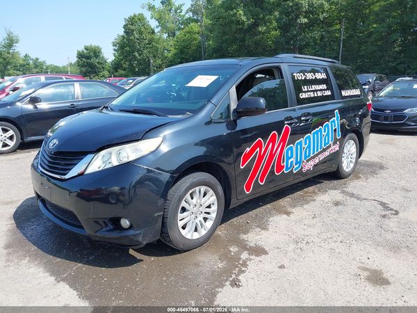 2017 TOYOTA SIENNA — I2