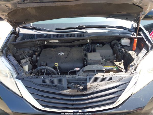 2017 TOYOTA SIENNA XLE 8 PASSENGER — I10