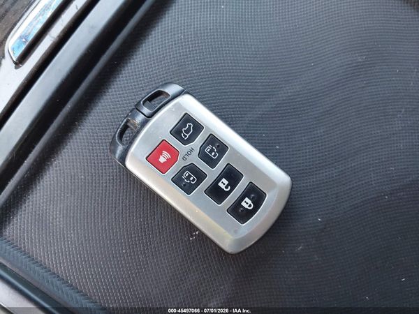 2017 TOYOTA SIENNA XLE 8 PASSENGER — I11