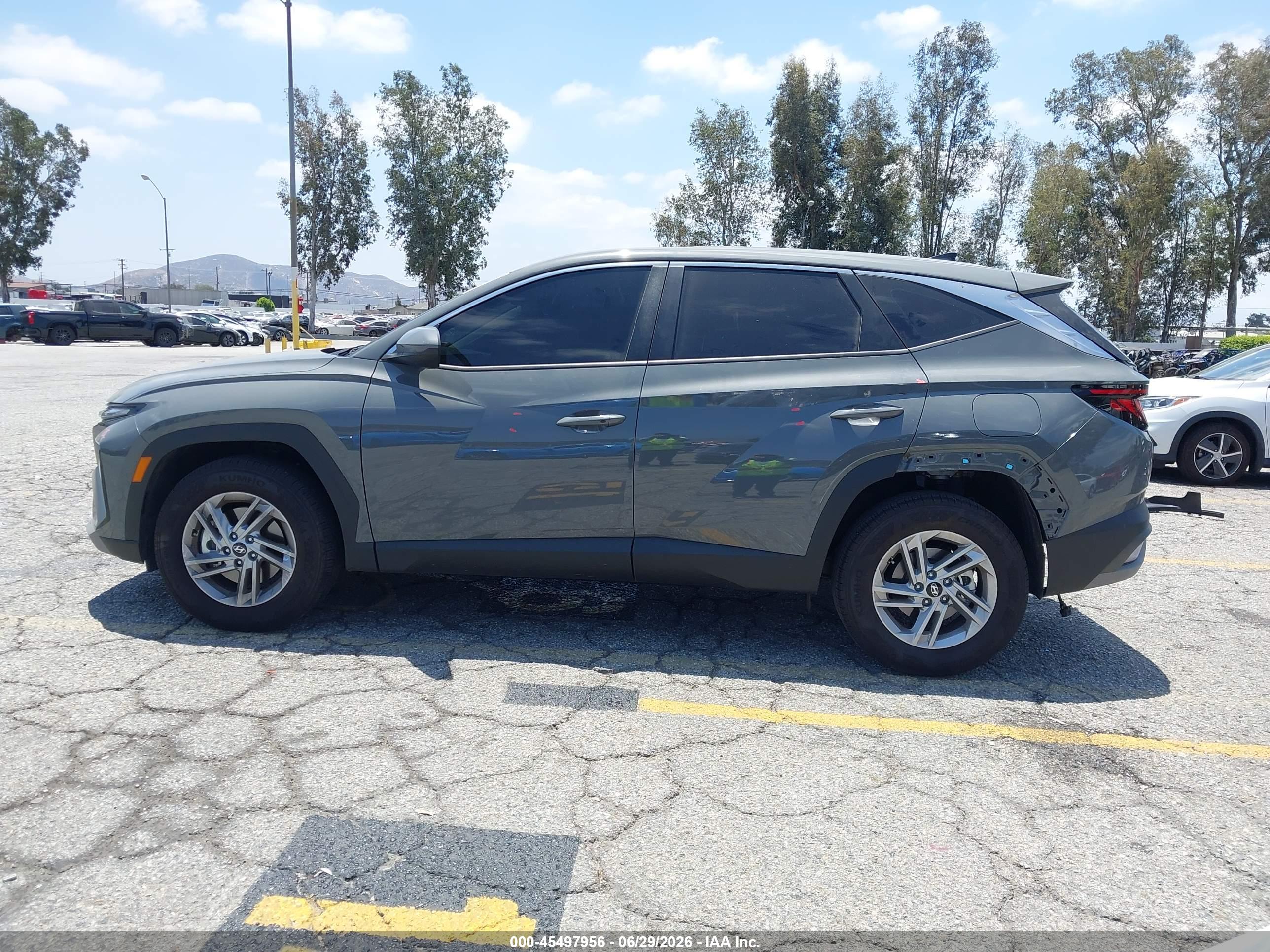 2025 HYUNDAI TUCSON SE