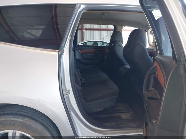 2015 CHEVROLET TRAVERSE LT — I8