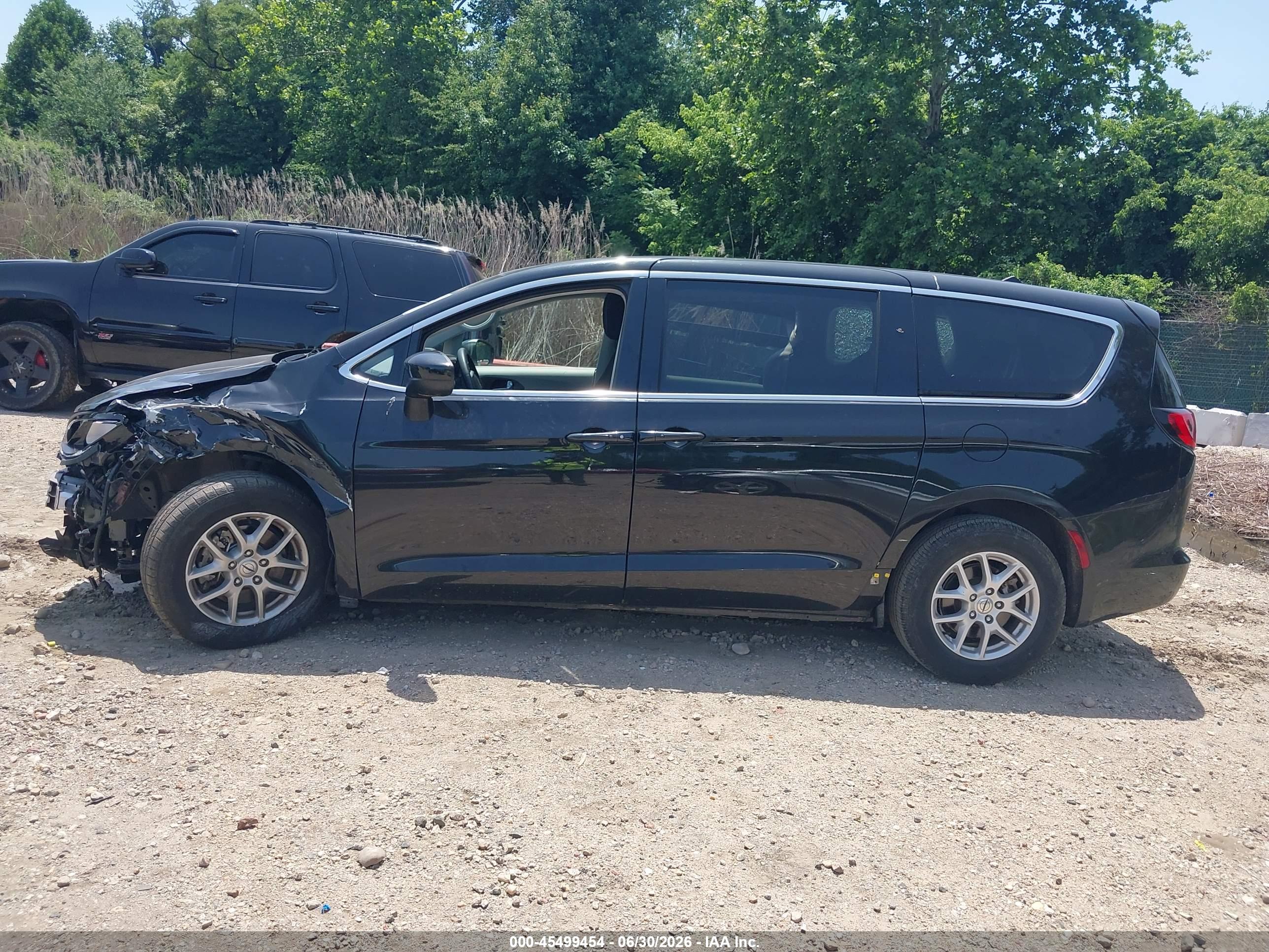 2022 CHRYSLER VOYAGER LX