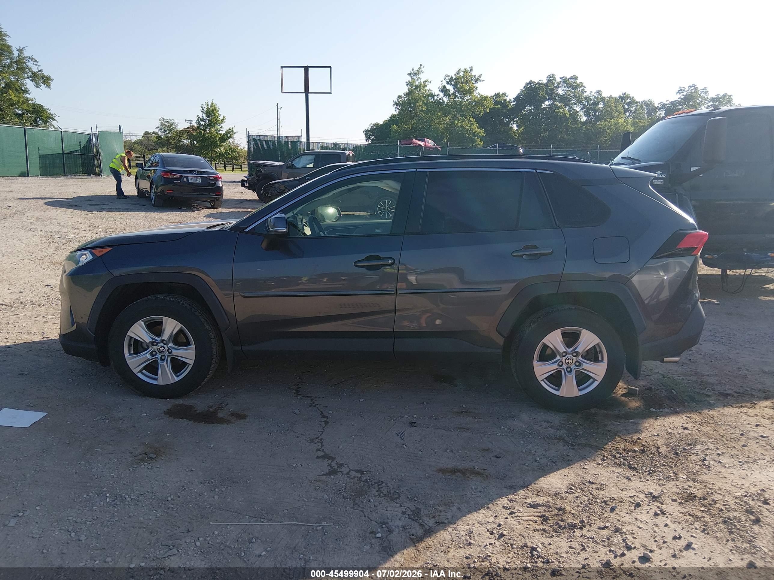 2020 TOYOTA RAV4 XLE