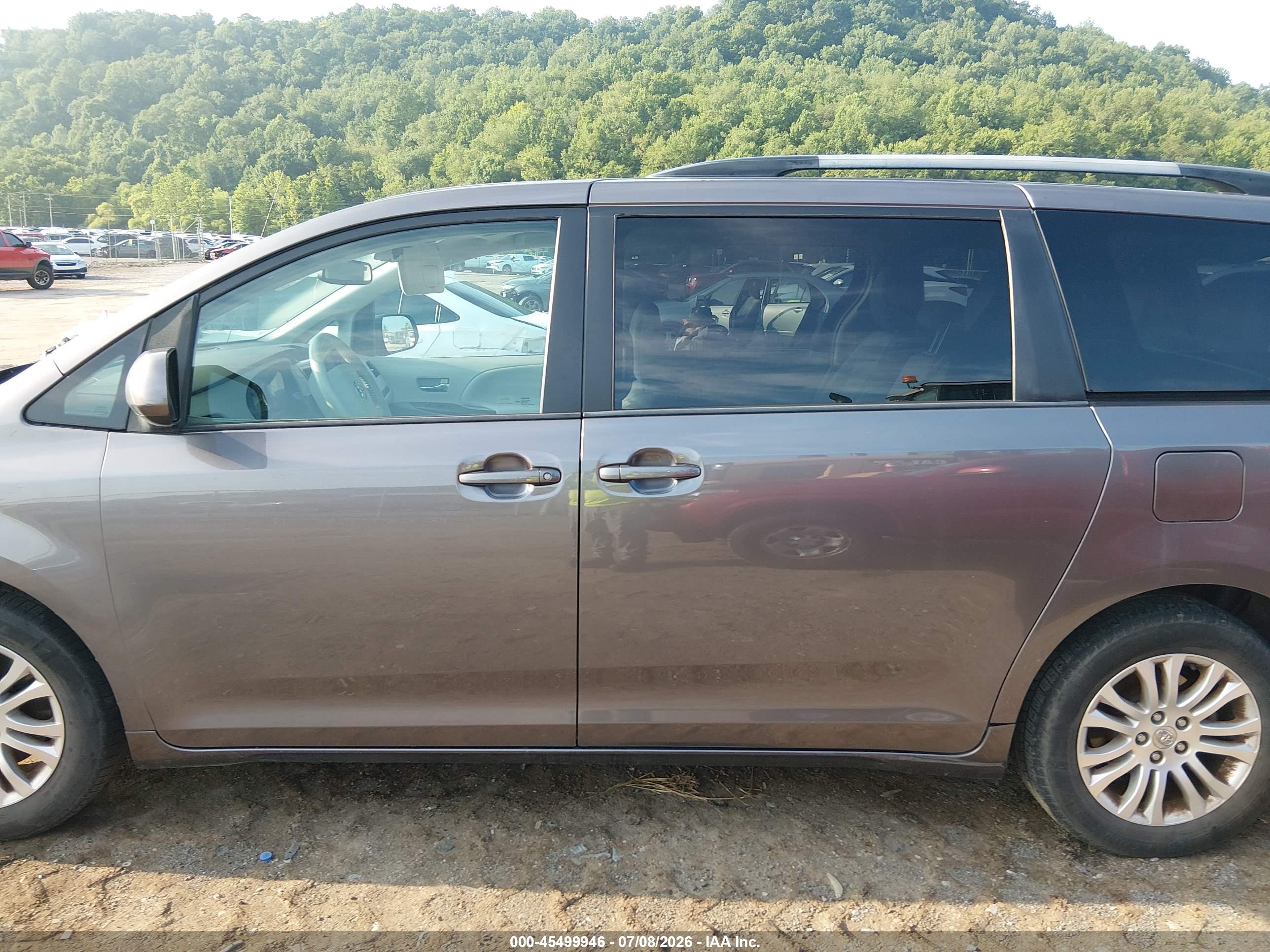 2014 TOYOTA SIENNA XLE/LIMITED