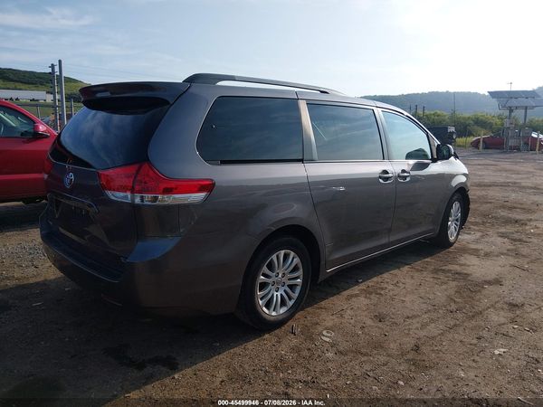 2014 TOYOTA SIENNA XLE/LIMITED