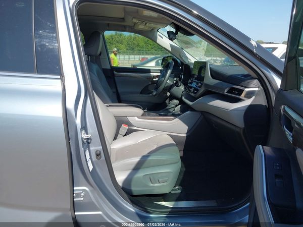 2022 TOYOTA HIGHLANDER HYBRID PLATINUM