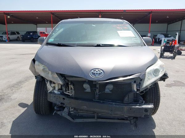 2017 TOYOTA SIENNA LE 8 PASSENGER