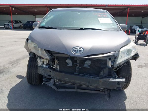 2017 TOYOTA SIENNA LE 8 PASSENGER