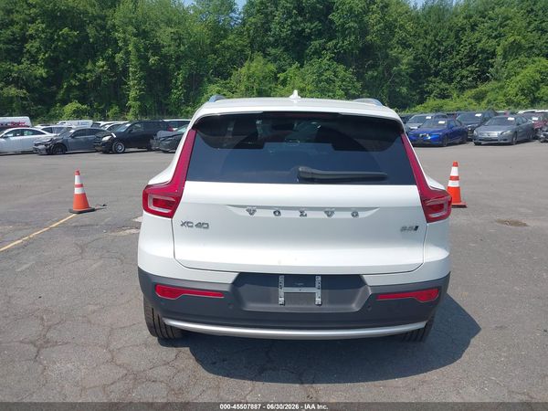 2025 VOLVO XC40 B5 CORE BRIGHT THEME