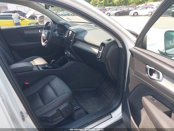 2025 VOLVO XC40 B5 CORE BRIGHT THEME
