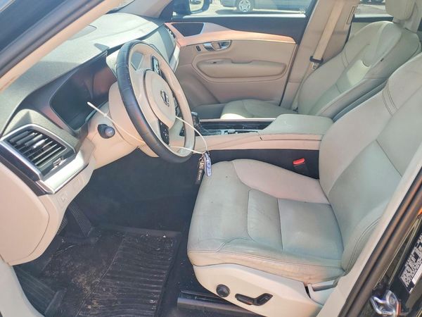 2017 VOLVO XC90 Momentum