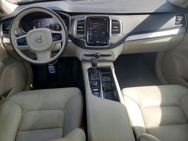 2017 VOLVO XC90 Momentum