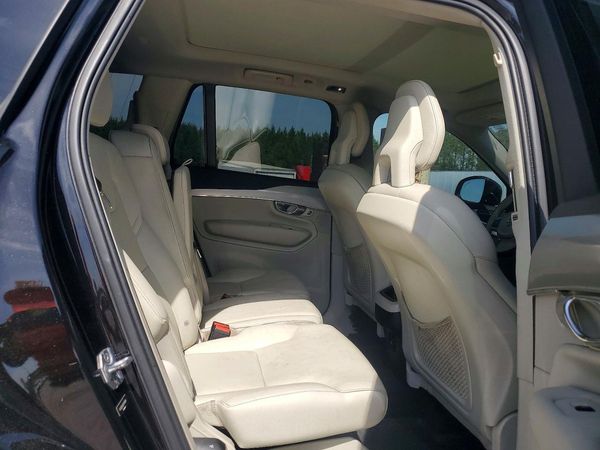 2017 VOLVO XC90 Momentum