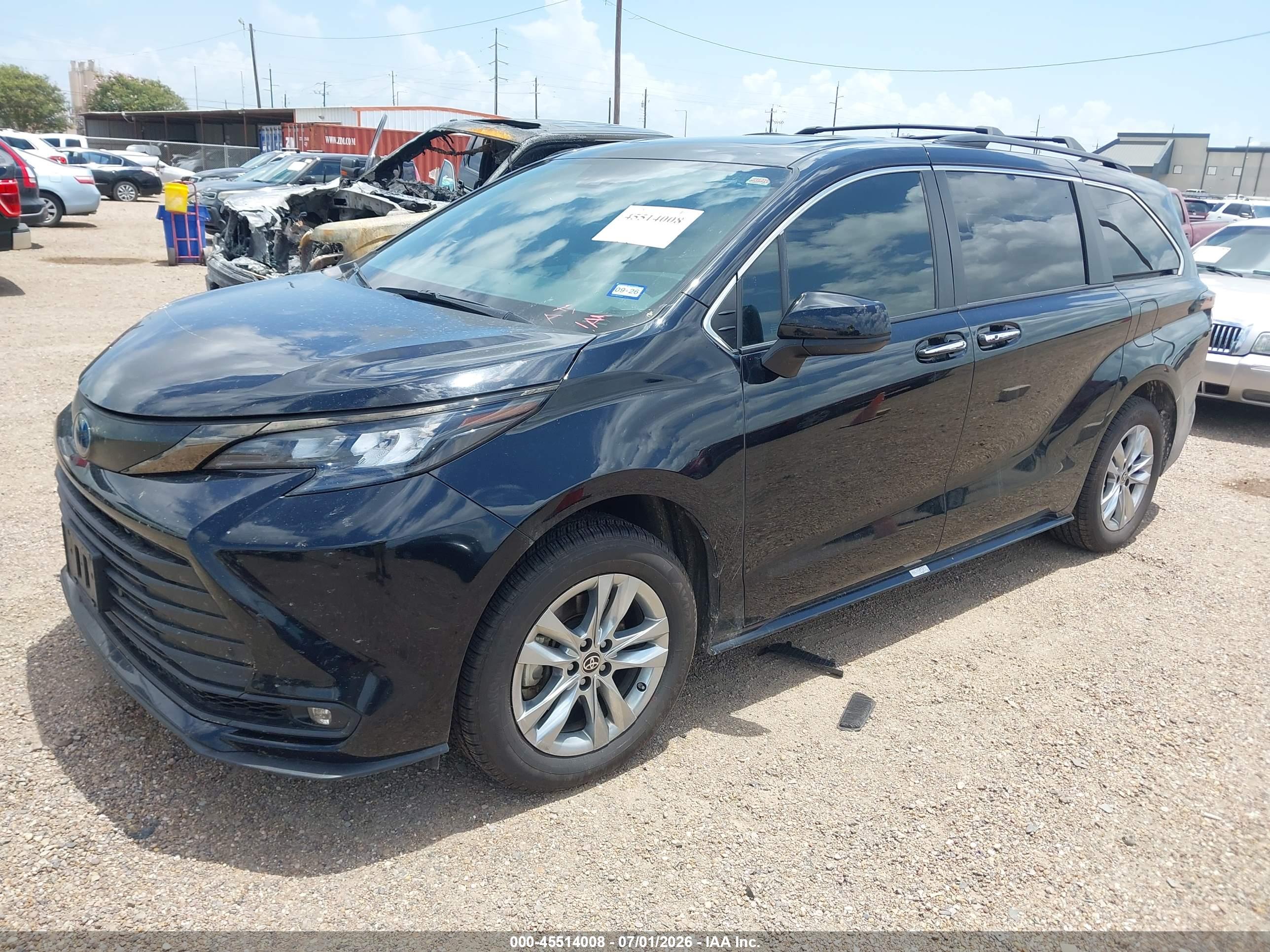2023 TOYOTA SIENNA WOODLAND EDITION — I2