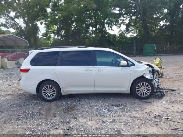 2015 TOYOTA SIENNA XLE 8 PASSENGER