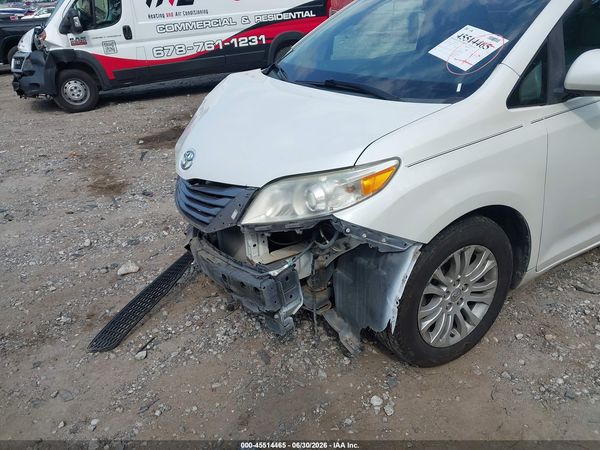 2015 TOYOTA SIENNA XLE 8 PASSENGER