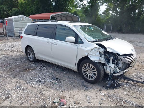 2015 TOYOTA SIENNA XLE 8 PASSENGER