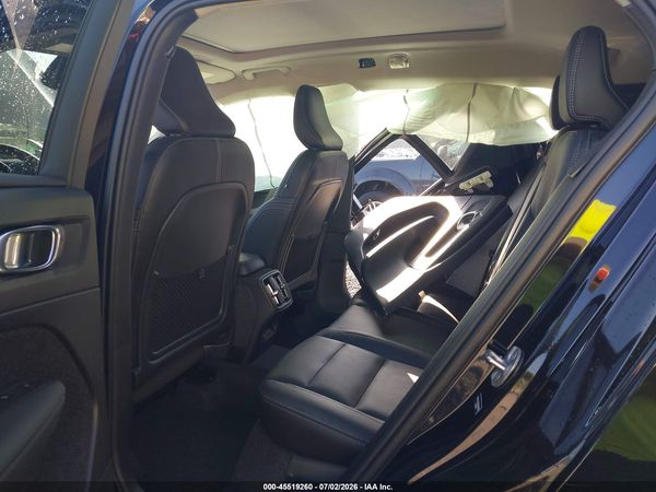 2025 VOLVO XC40 B5 CORE BRIGHT THEME