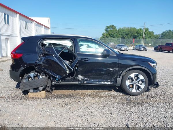 2025 VOLVO XC40 B5 CORE BRIGHT THEME