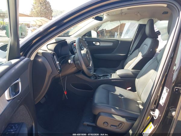 2025 VOLVO XC40 B5 CORE BRIGHT THEME