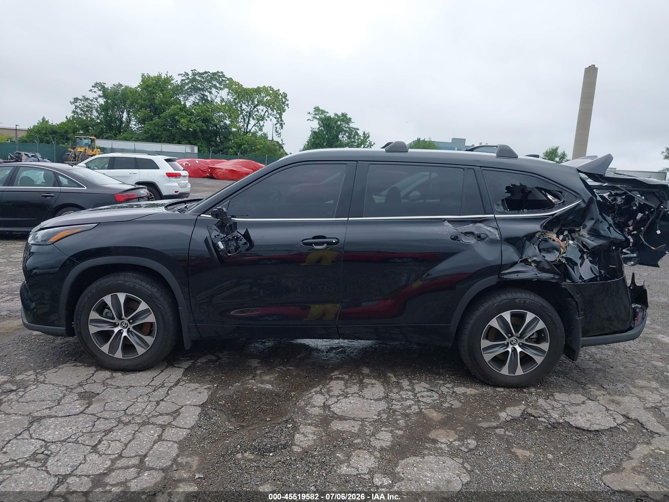 2022 TOYOTA HIGHLANDER XLE