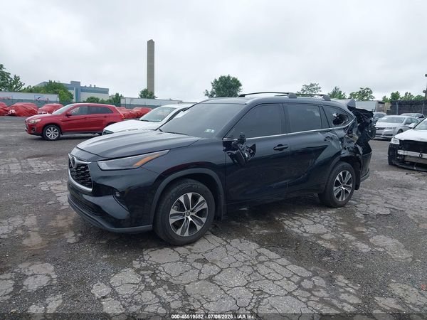 2022 TOYOTA HIGHLANDER XLE