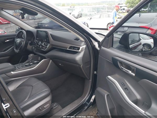 2022 TOYOTA HIGHLANDER XLE