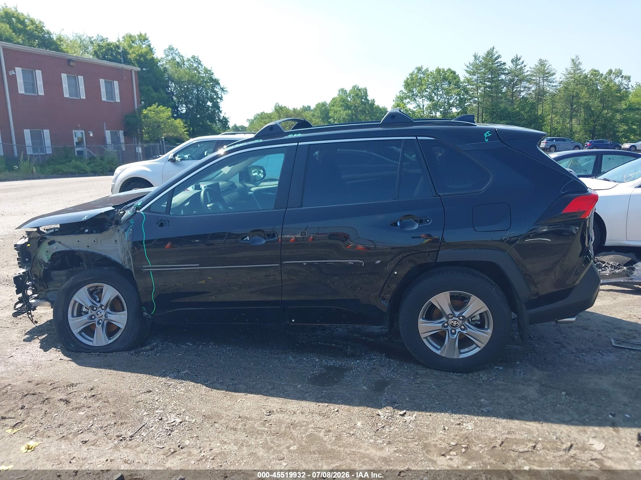 2025 TOYOTA RAV4 XLE