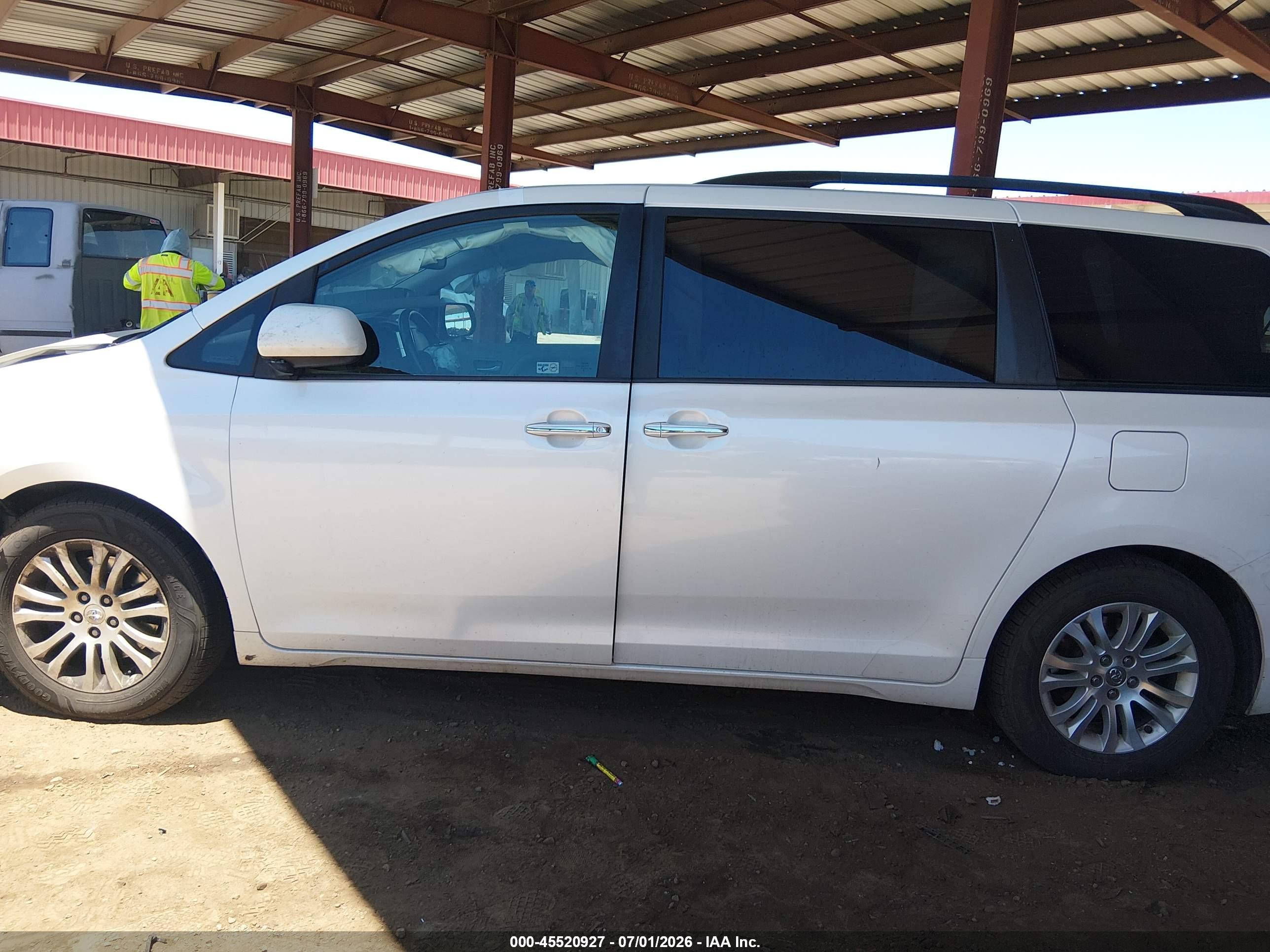 2015 TOYOTA SIENNA XLE PREMIUM 8 PASSENGER