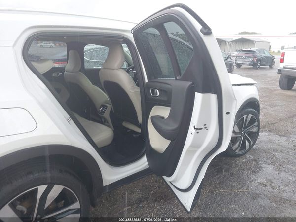 2024 VOLVO XC40 B5 PLUS BRIGHT THEME