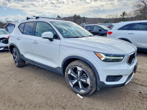 2020 VOLVO XC40