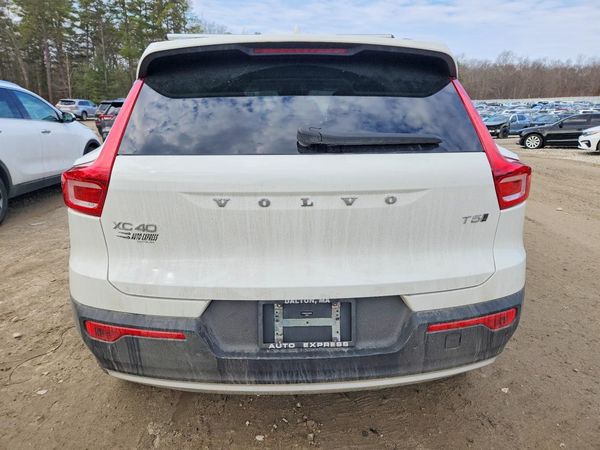 2020 VOLVO XC40