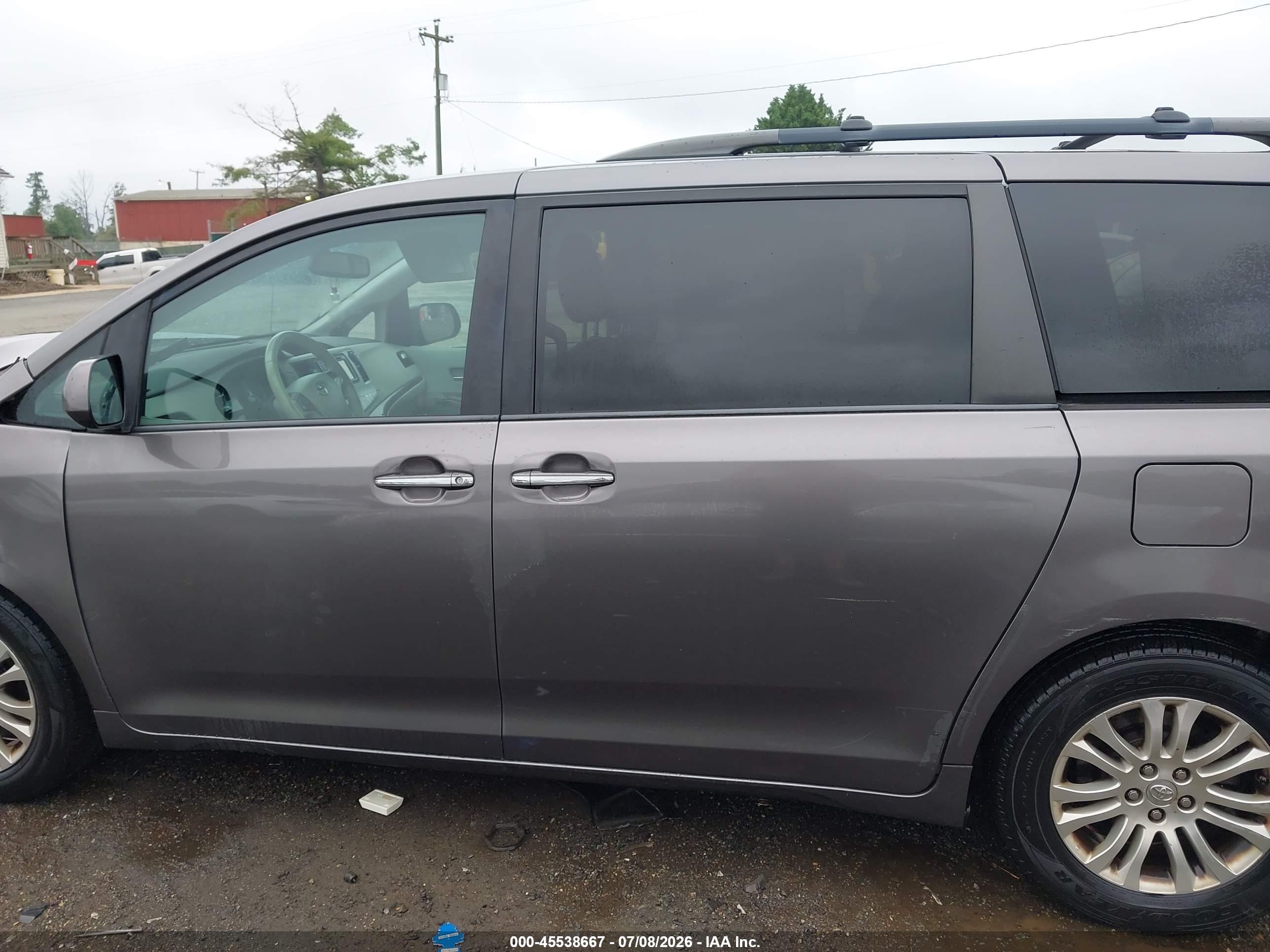 2014 TOYOTA SIENNA XLE V6 8 PASSENGER