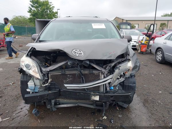 2014 TOYOTA SIENNA XLE V6 8 PASSENGER