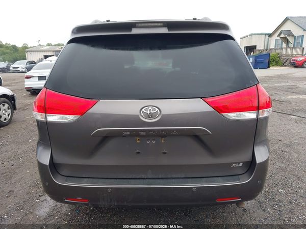 2014 TOYOTA SIENNA XLE V6 8 PASSENGER