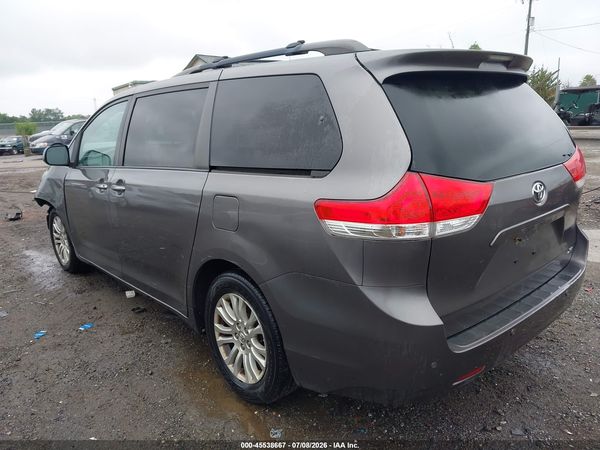 2014 TOYOTA SIENNA XLE V6 8 PASSENGER