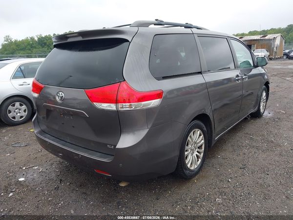 2014 TOYOTA SIENNA XLE V6 8 PASSENGER