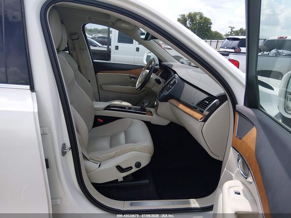 2022 VOLVO XC90 T6 MOMENTUM 7 PASSENGER