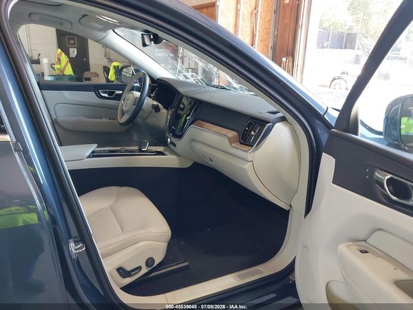 2022 VOLVO XC60 B5 MOMENTUM