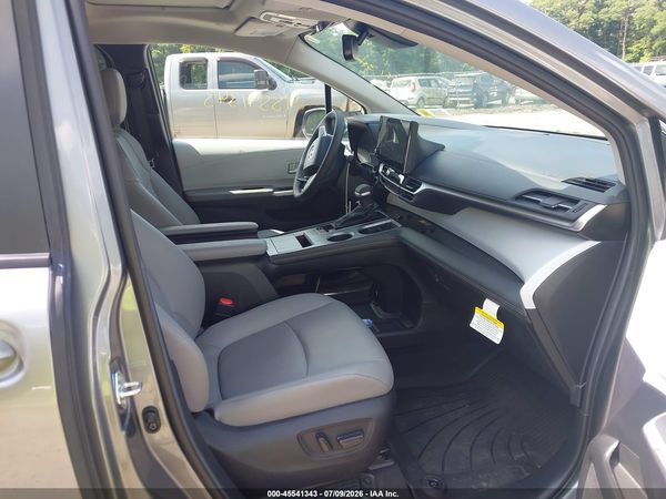 2026 TOYOTA SIENNA XLE — I5