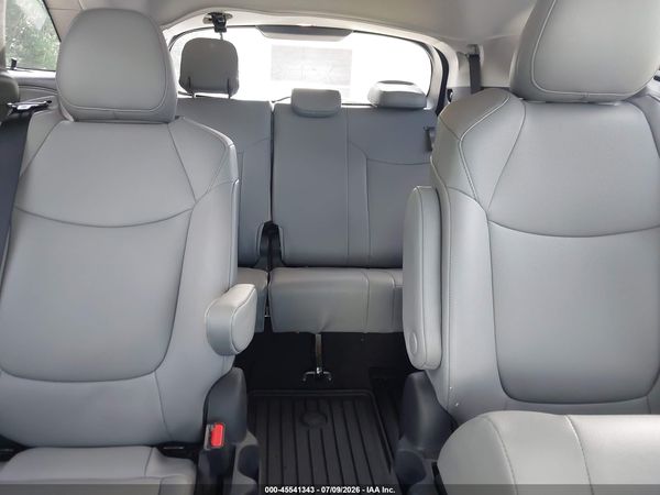 2026 TOYOTA SIENNA XLE — I8