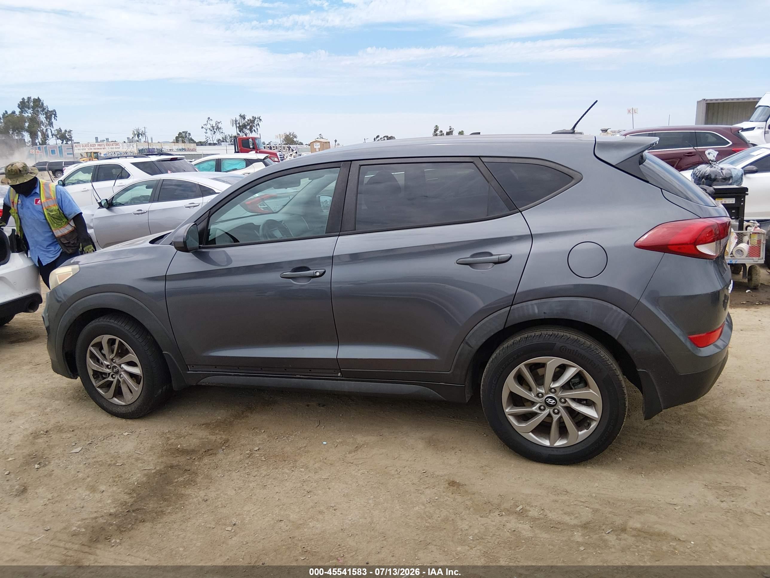 2017 HYUNDAI TUCSON SE