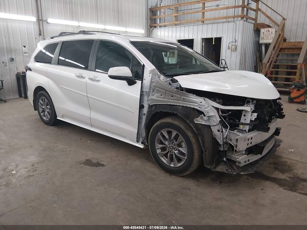 2025 TOYOTA SIENNA XLE — I1