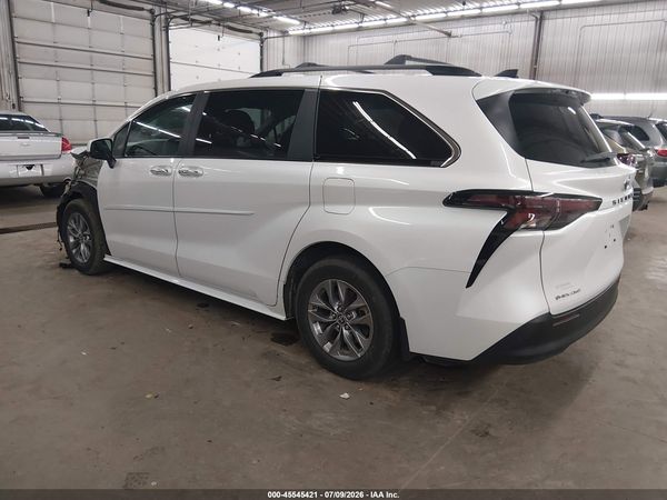 2025 TOYOTA SIENNA XLE — I3