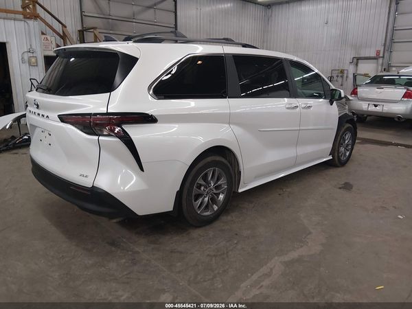 2025 TOYOTA SIENNA XLE — I4