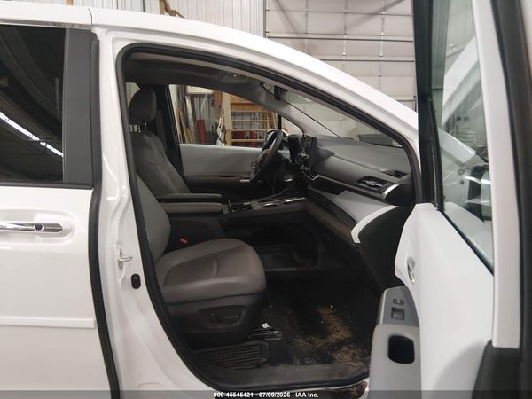 2025 TOYOTA SIENNA XLE — I5