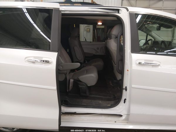2025 TOYOTA SIENNA XLE — I8