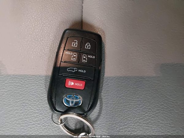 2025 TOYOTA SIENNA XLE — I11