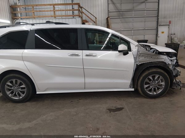 2025 TOYOTA SIENNA XLE — I116
