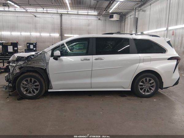 2025 TOYOTA SIENNA XLE — I117